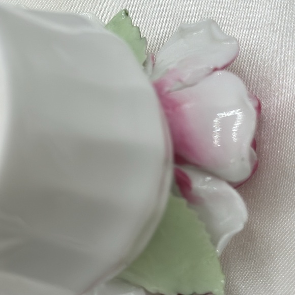 Royal Doulton Porcelain Flowers and Vase. - Picture 8 of 8